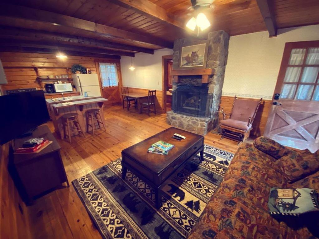 Cozy Cabin At Bear Mountain Log Cabins Eureka Springs Dış mekan fotoğraf